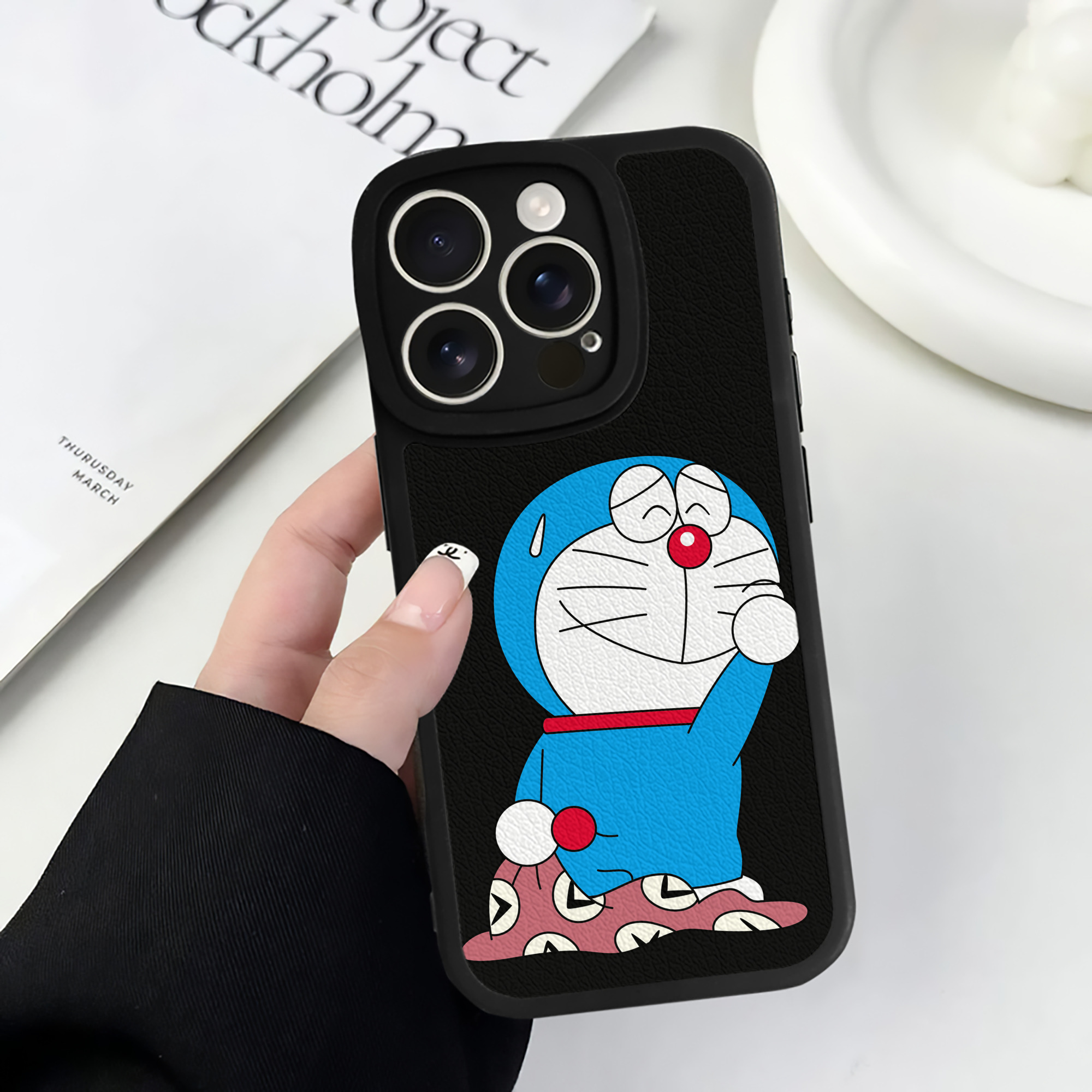 （画像用） ドラえもん Doraemon 【iPhone 16シリーズ対応】シリコンスマホケース（レザー調） 材質：シリコン